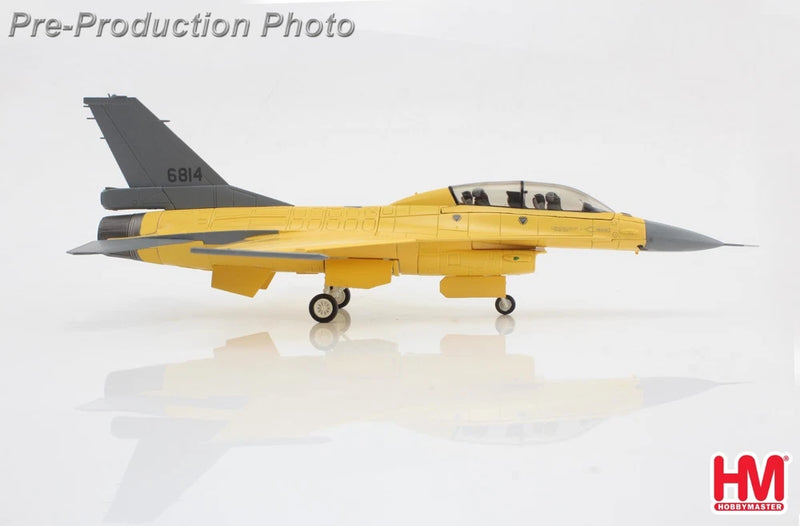 Hobby Master F-16V model aircraft, yellow, landing gear down, 1:72