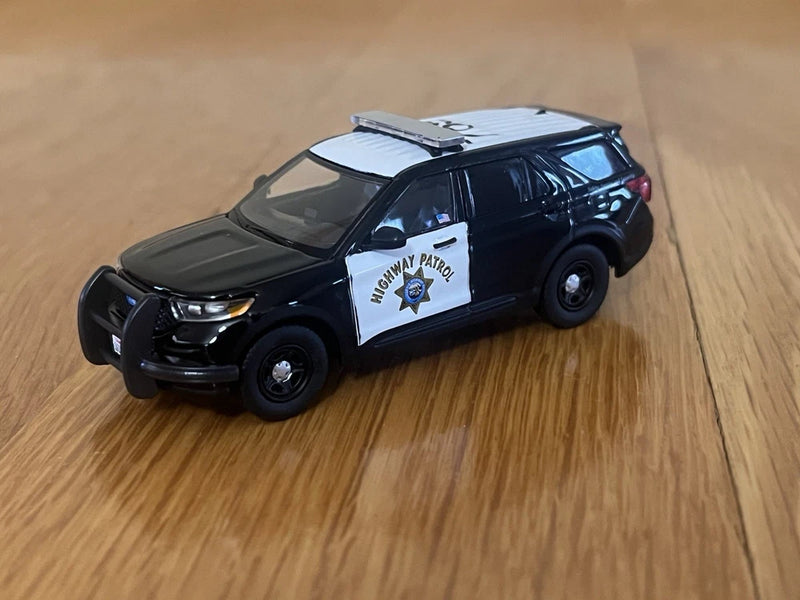 596 Model 1:64 CHP ?? California Highway Patrol Ford Explorer Police Utility B/W