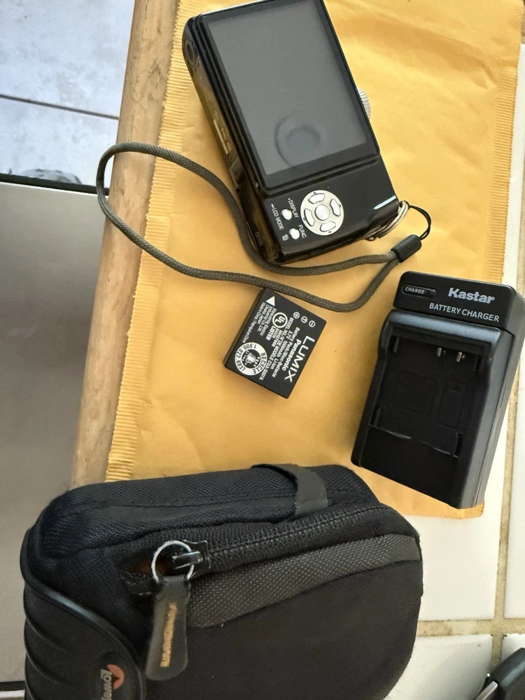 Panasonic LUMIX DMC-TZ3 Digital Camera w/ Battery & Charger - FOR PARTS DISPLAY
