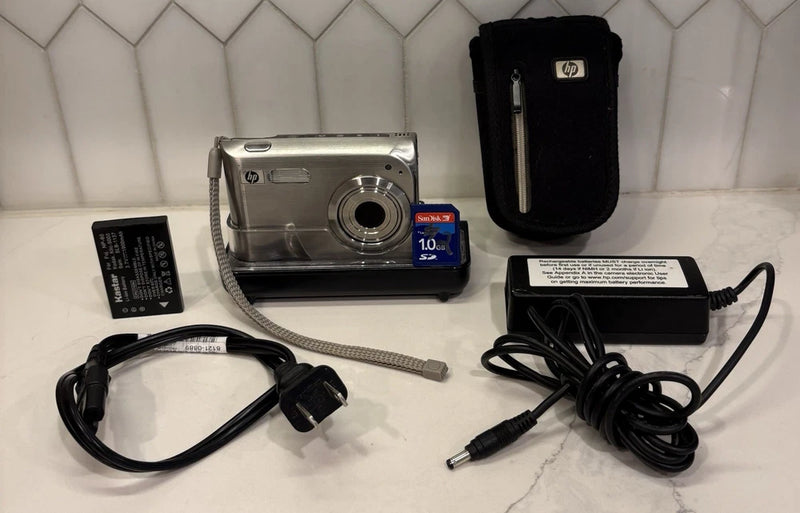 HP PhotoSmart R927 8.2MP Silver Digital Camera W/Case & Memory Card See Video ??