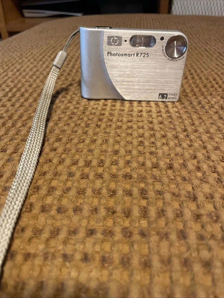 HP PhotoSmart R725 6.2MP Digital Camera - Silver