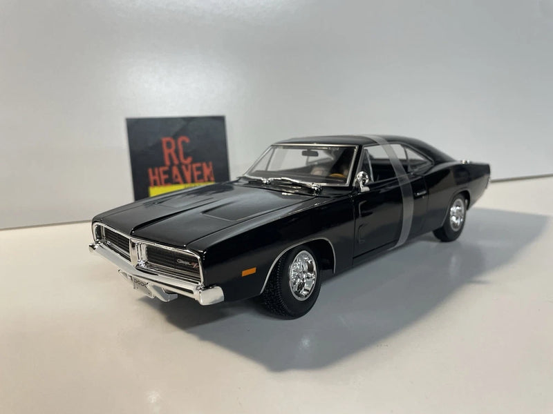 Maisto 1969 Dodge Charger R/T 1/18 Scale Diecast Model Car American Muscle.