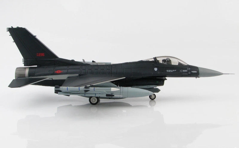 1/72 F-16C Fighting Falcon model aircraft in dark gray with landing gear extended