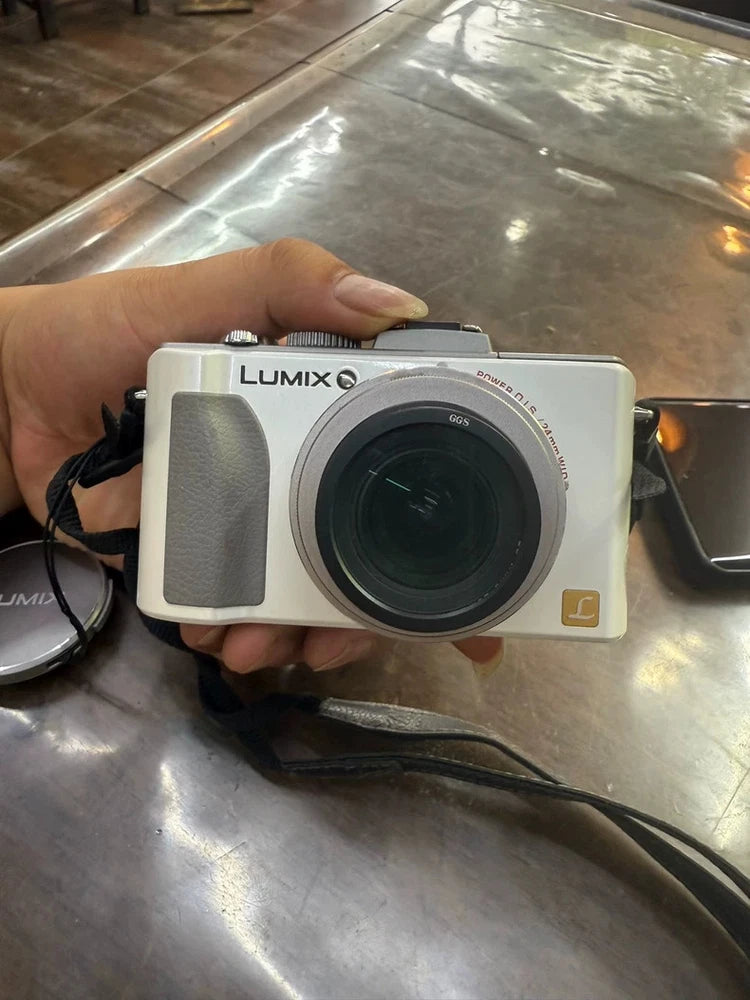 Panasonic Lumix DMC-LX5 - 10MP - f/2.0 LEICA Lens - 3.8x Zoom - RAW - White
