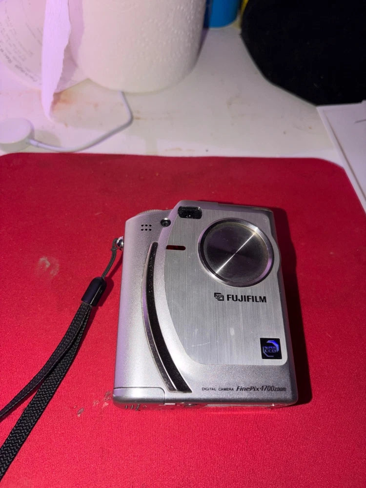 Vintage Fujifilm Finepix 4700Zoom digital camera (same as Leica Digilux 4.3)