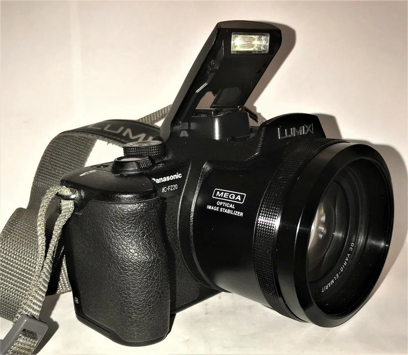 FOTOCAMERA PANASONIC LUMIX DMC  FZ20 NERA +WIDE CONVERTER 0,5X58MM MACRO +BORSA