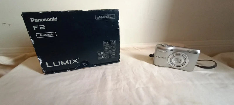 Bundle of Retro Digital Cameras from the 2010s (one broken)