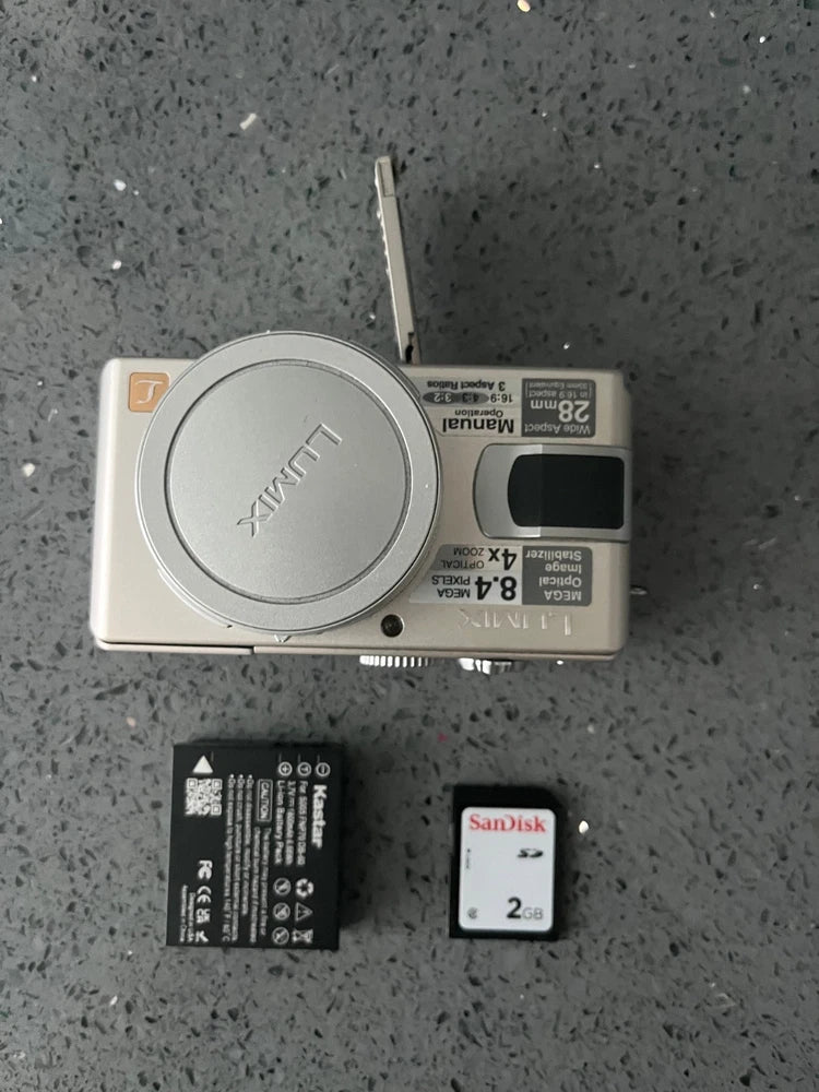 Panasonic LUMIX DMC-LX1 8.4MP Comp. Camera Silver 4x Zoom w/ Charger Leica lens