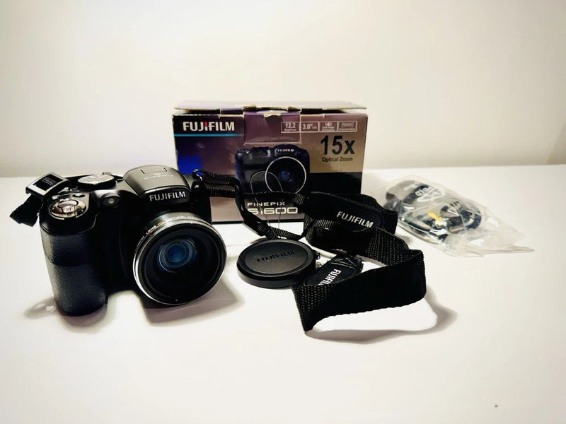 Fujifilm Finepix S1600 Digital Cam- 12.2 MP, 15x zoom, Ex-display, boxed, cables