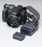 PANASONIC DMC-FZ18 MIRRORLESS CAMERA W LEICA VARIO-ELMARIT LENS, 2 BATT & CHRGR
