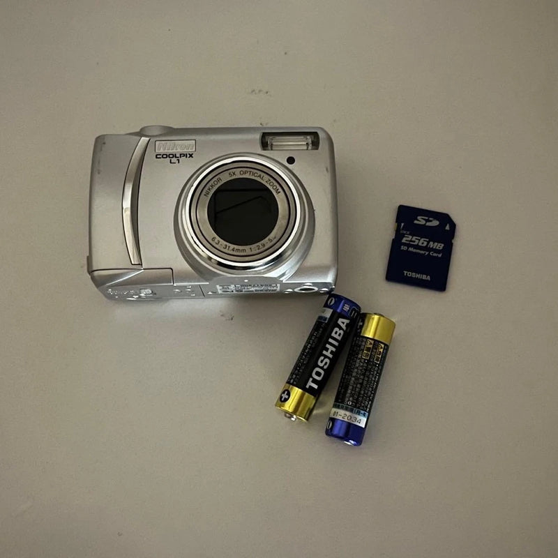 Nikon Coolpix L1 Digital Camera Working AA Battery Powered