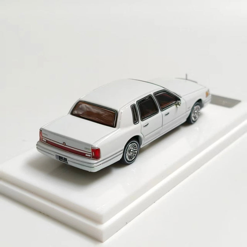MK 1:64 White Lincoln Town Car Luxury Sedan Model Diecast Metal Car