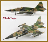 Camouflage F-5C Skoshi Tiger 1/72 model aircraft with landing gear and gray missiles