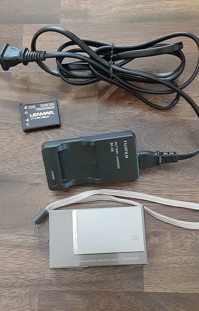 Fujifilm Finepix Z100fd camera with accessories (free shipping)
