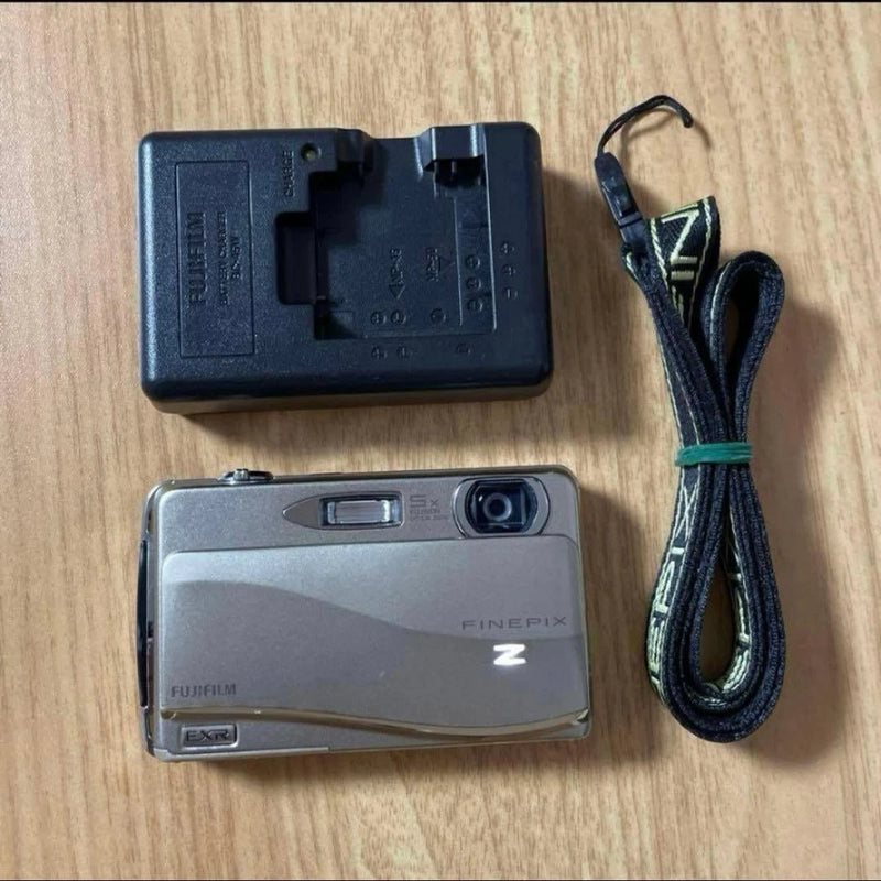 Fujifilm FinePix Z800EXR Gold Digital Camera Tested with Accessories