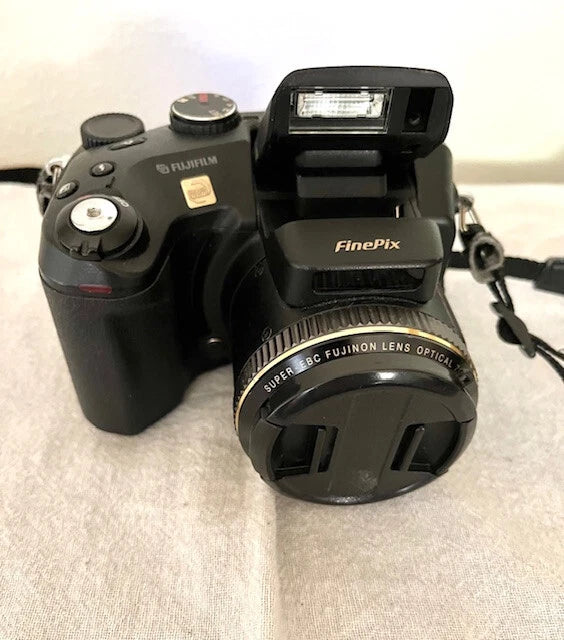 Fujifilm S20 Pro camera with bag