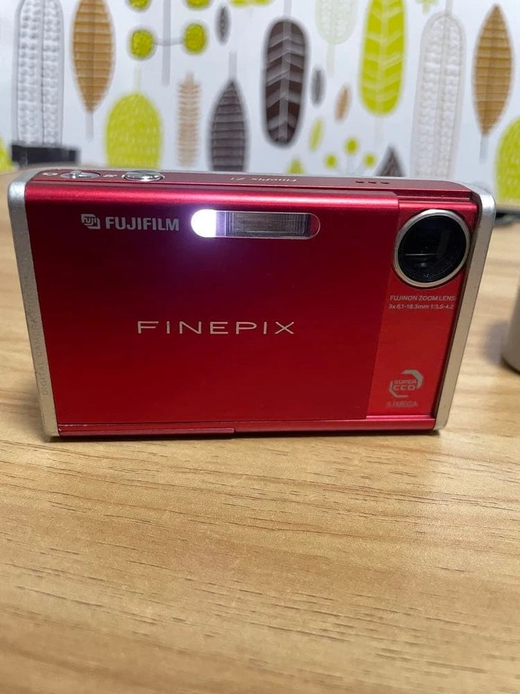 Fujifilm FinePix Z1 Red Compact Digital Camera with Battery and Dock Untested