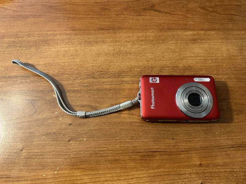 HP R742 7.2 MP Digital Camera PLEASE READ for parts or Repair