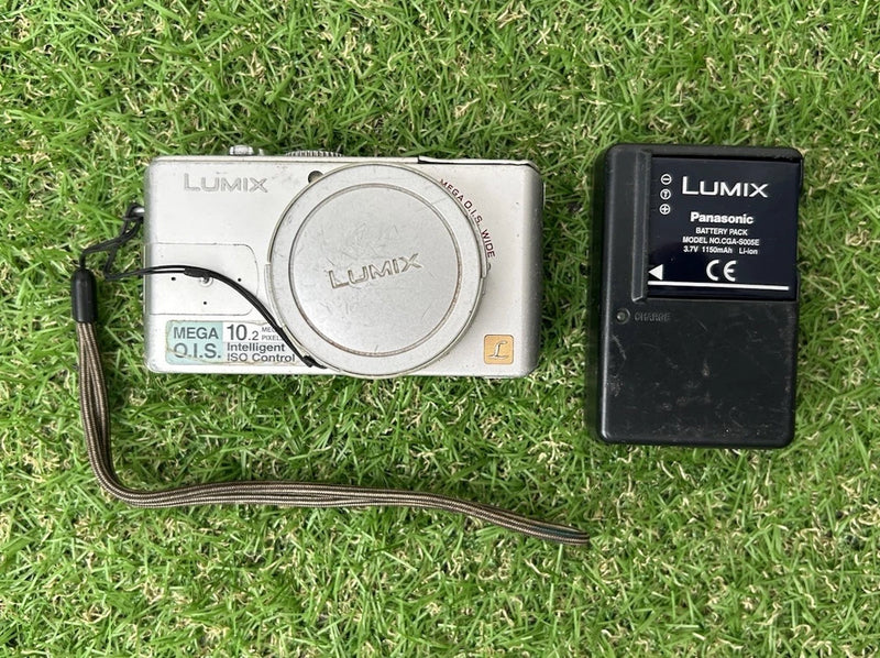 Panasonic Lumix DMC-LX2 10.0MP 4x Zoom Camera Silver (A555)