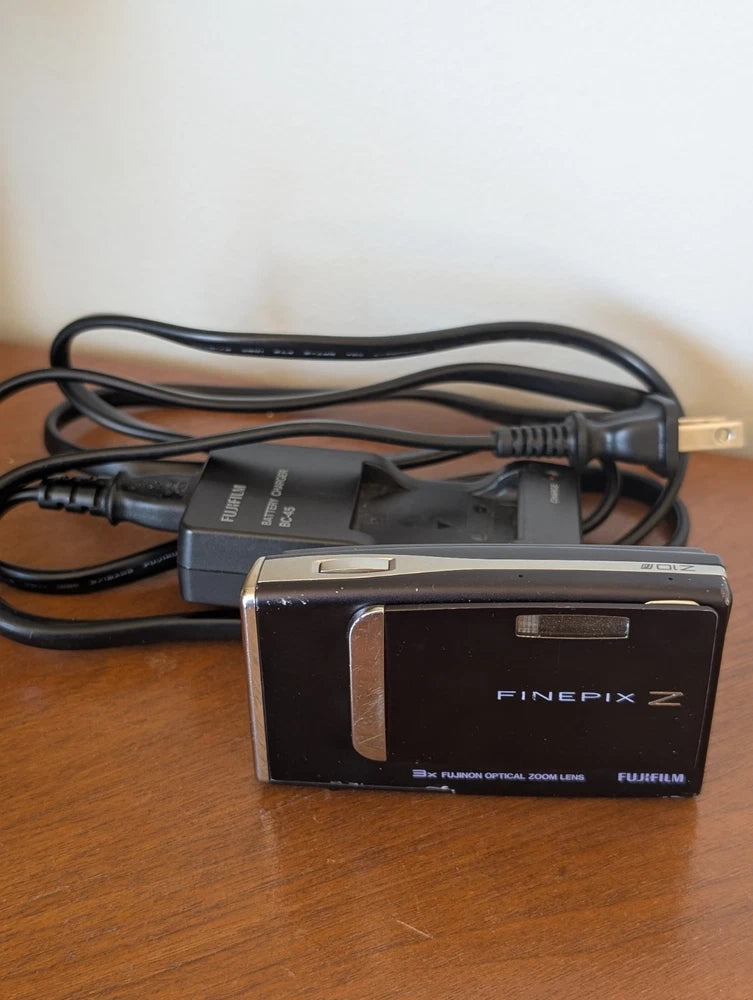 FUJIFILM FinePix Z10FD Digital Camera Black Compact w Case + Charger