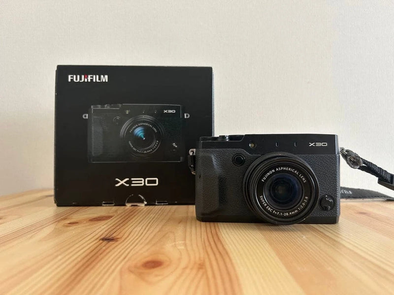 FUJIFILM X30 Compact Digital Camera Black Excellent Condition F2.0-2.8 Lens