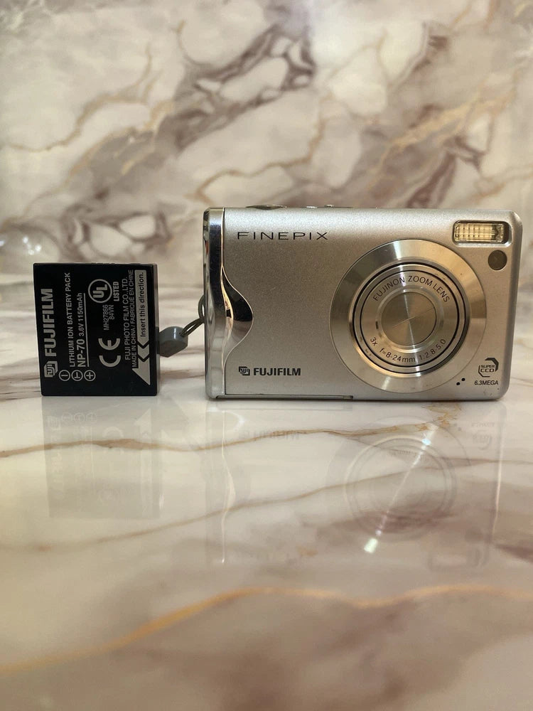 FUJIFILM FUJI FINEPIX F20 6.3MP Digital Compact Camera Silver *WORKING*