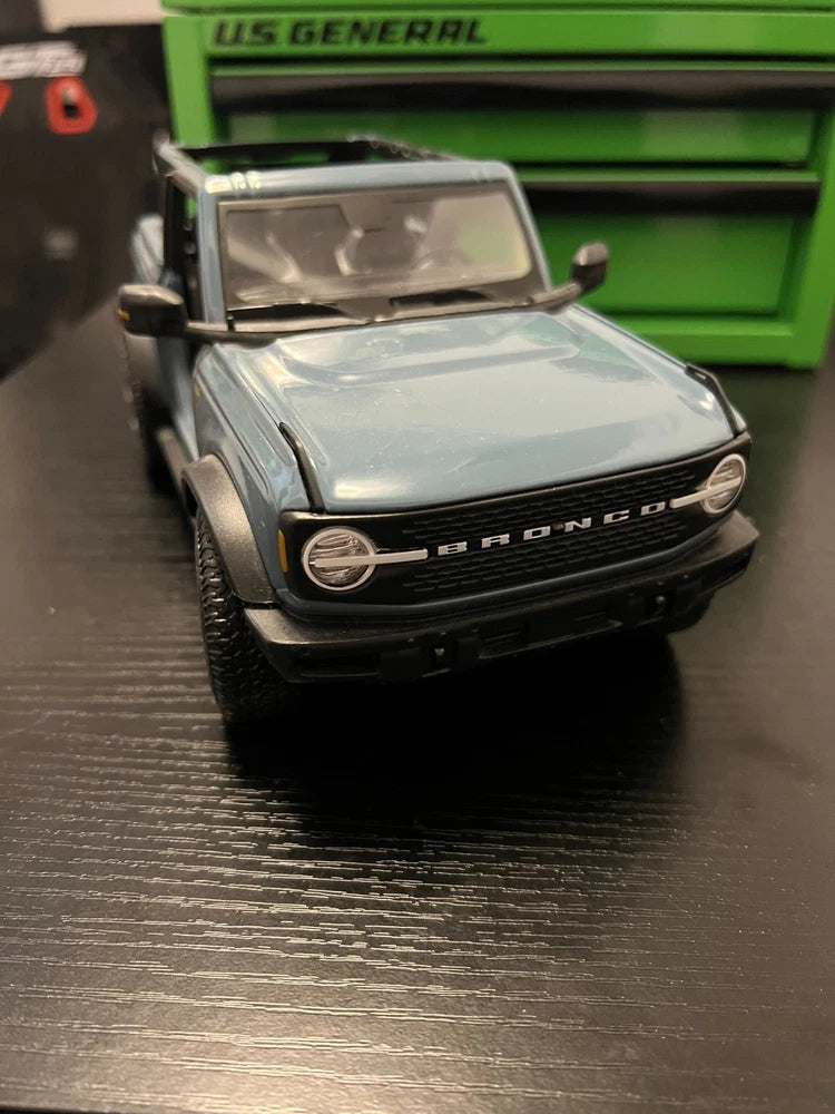 Maisto 1:18 Ford Bronco model car, silver front view with grille and round headlights