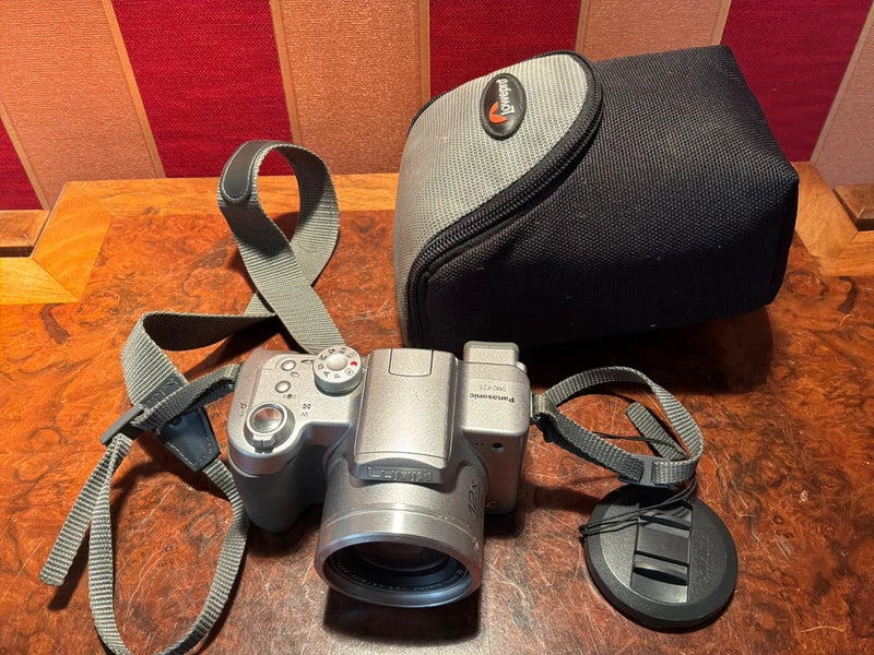 Vintage Panasonic LUMIX DMC-fz5 12x Optical Zoom Leica Lens, strap disc charger