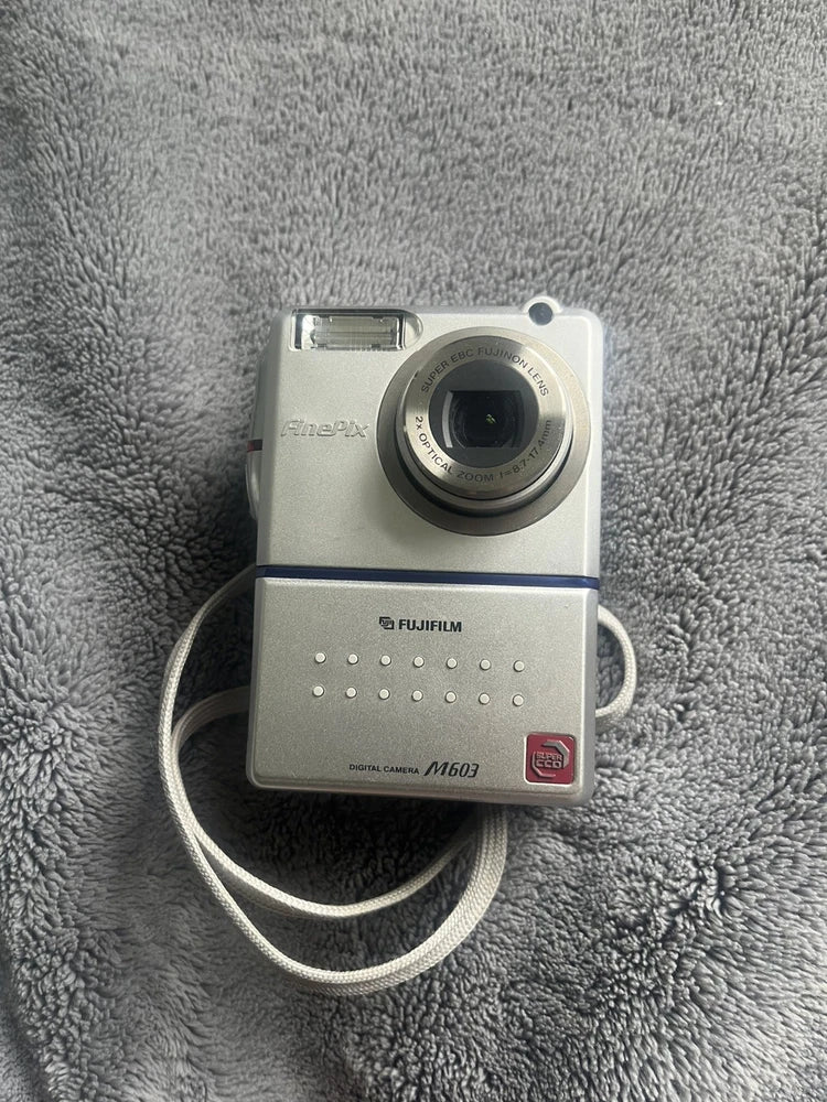 Fujifilm Finepix M603 Zoom 3MP Super CCD Compact Digital Camera - charging dock