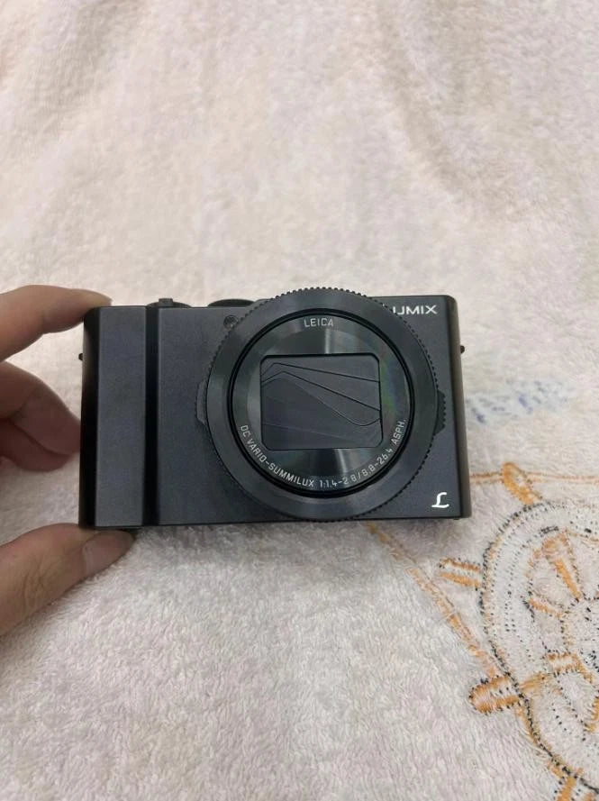 Panasonic Lumix LX10 24mm wide angle 5 axis stabilization 4K photo mode
