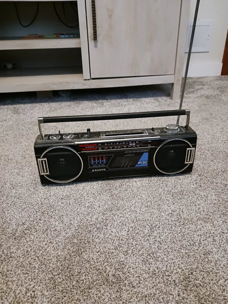 Vintage Sanyo Model No. M7030 Ac-dc Built In Am-fm Battery Operated Battery