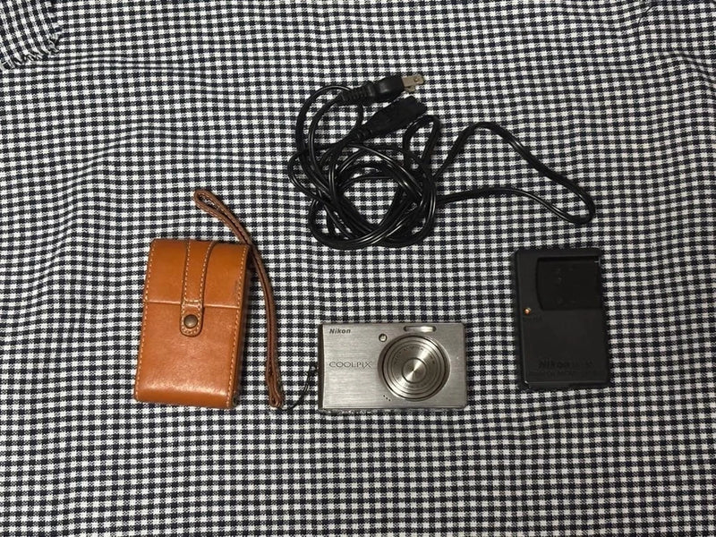 Nikon COOLPIX S500 Digital Camera Silver Console Accessories