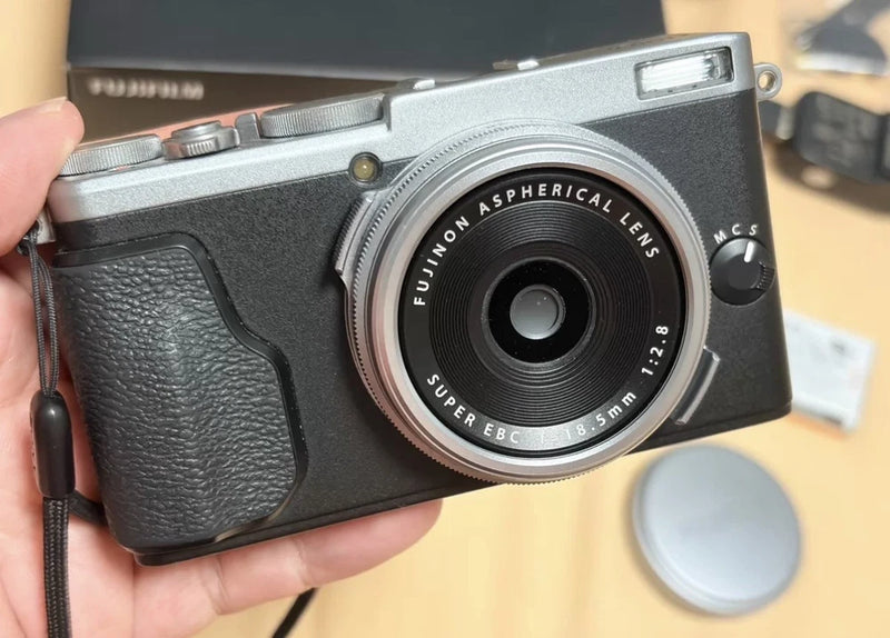 Fujifilm X70 Digital Camera 180¡ã Tilt-Up Touchscreen for Street Silver 90%new