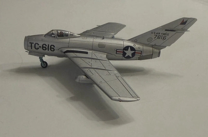 Hobby Master HA2403 MiG-15bis TC-616 USAF Captured MiG 1:72 Diecast w/ Box